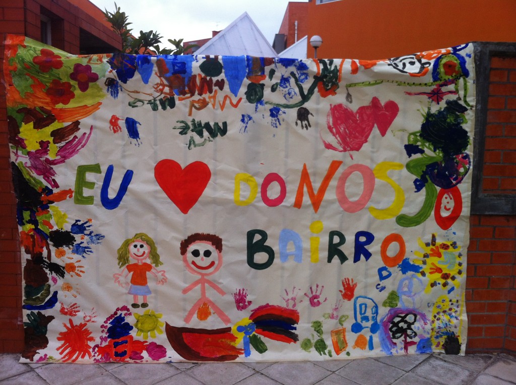 "eu adoro o nosso bairro", dizem as crianças da Escola de Santiago